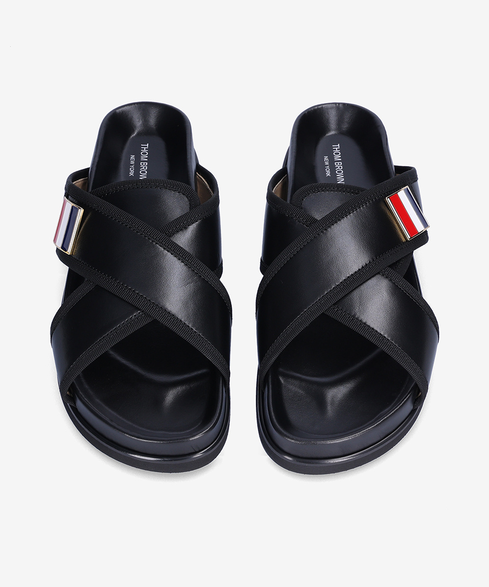 MUSINSA | THOM BROWNE Vitello cap enamel Chris cross lopper MUSINSA | THOM BROWNE Vitello cap enamel Chris cross lopper