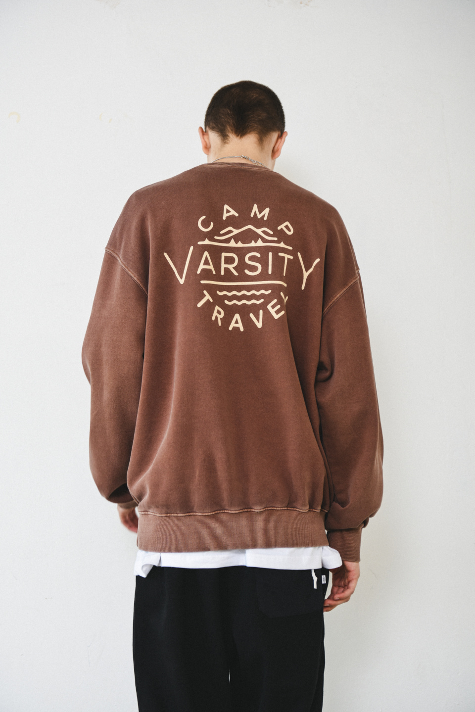 MUSINSA公式 | TRAVEL CAMP VARSITY PIGMENT SWEATSHIRT COCOA BROWN