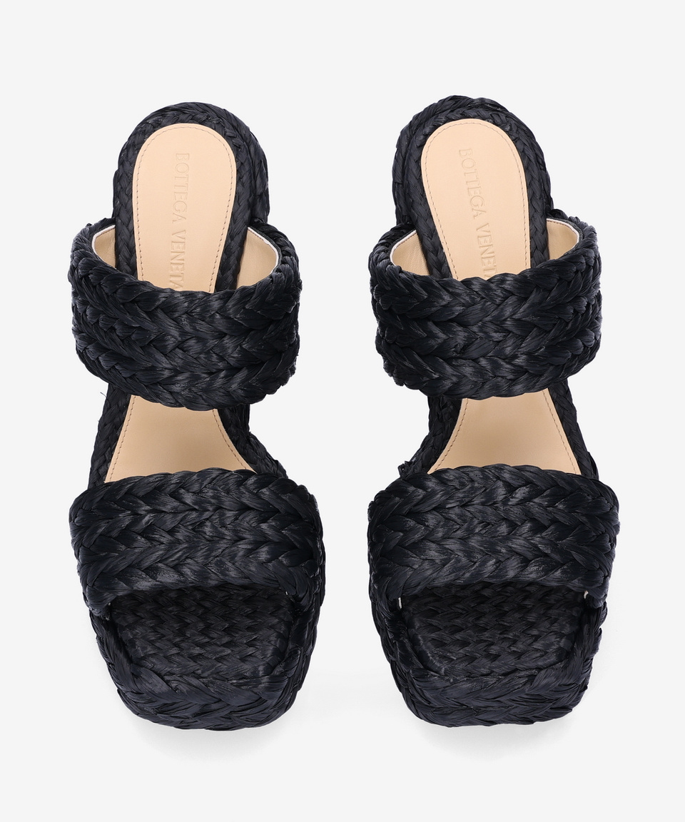 【BOTTEGA VENETA】Braid Lapia Canalazo Sandals Hill/送料込み Bottega Veneta Beige Braided Leather and Chain Thong Sandals