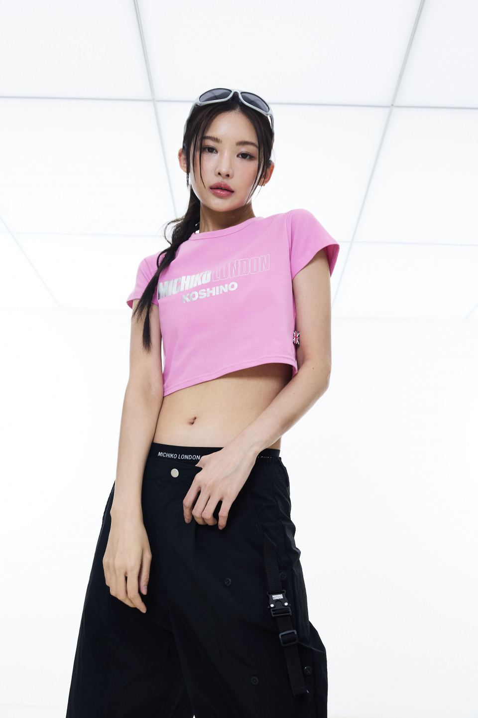 ＊韓国＊［MICHIKO LONDON］MICHIKO FLOWER CROP TOP 2C S,M MUSINSA | MICHIKO LONDON Signature Glitter Logo Crop Top Pink