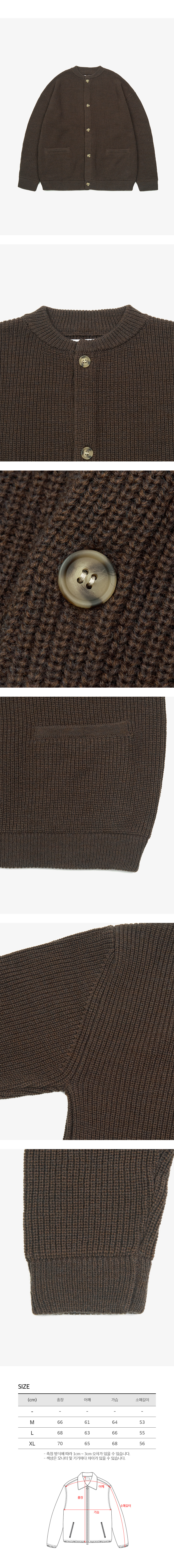 제품 디테일 이미지 -편안한 오버핏 -둥근 라운드 넥 -촘촘한 원단 짜임새 -원단과 어우러지는 색상의 둥근 버튼 -앞면 양쪽 주머니 -깔끔한 마감처리