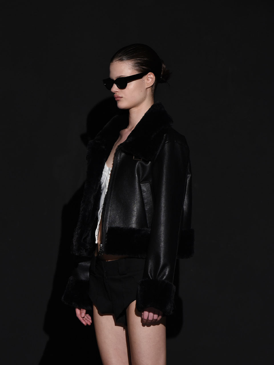 보헤미안 서울(BOHEMSEO) HIGH NECK SHORT MUSTANG IN BLACK