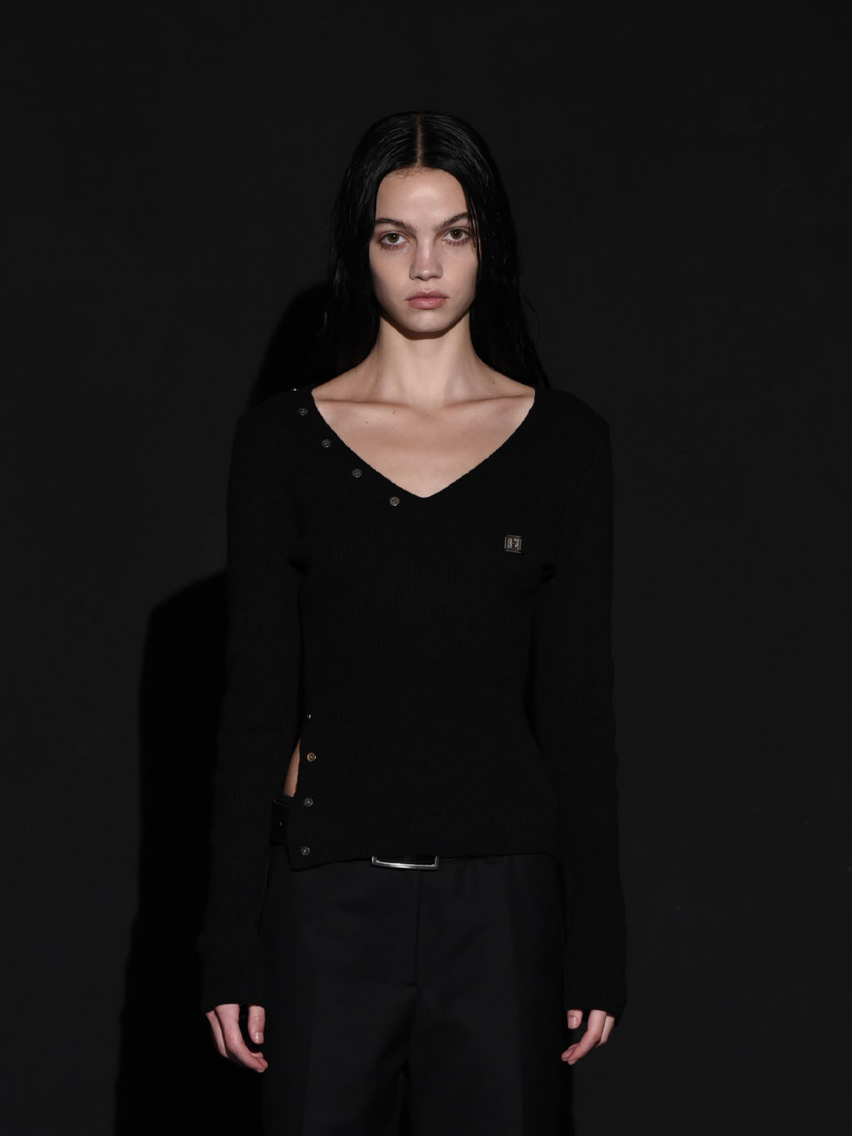 BOHEMSEO BUTTON V-NECK SLIT KNIT ニット 韓国 보헤미안 서울(BOHEMSEO) BUTTON V-NECK SLIT KNIT, BLACK - 사이즈