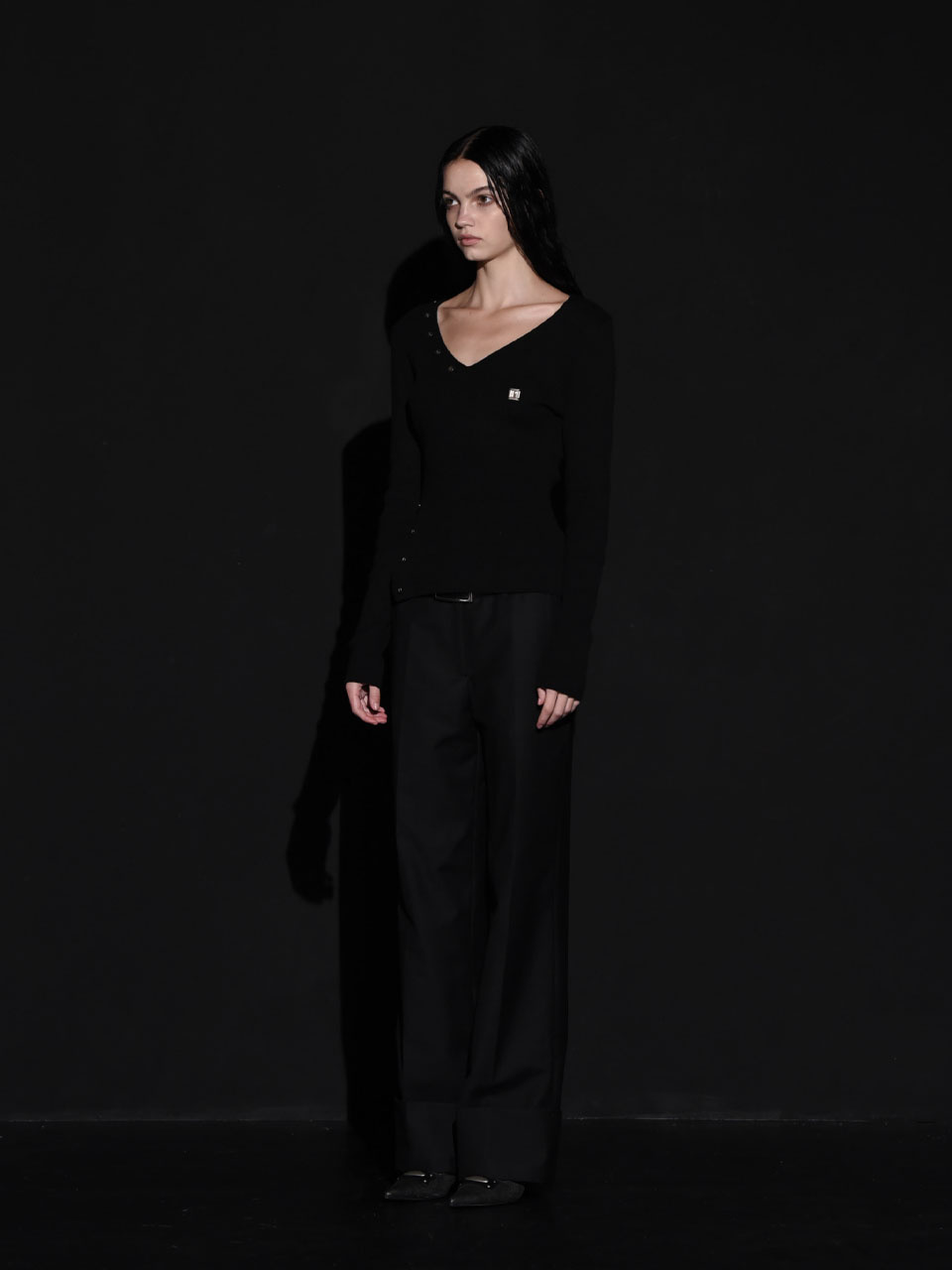 보헤미안 서울(BOHEMSEO) BUTTON V-NECK SLIT KNIT, BLACK - 사이즈
