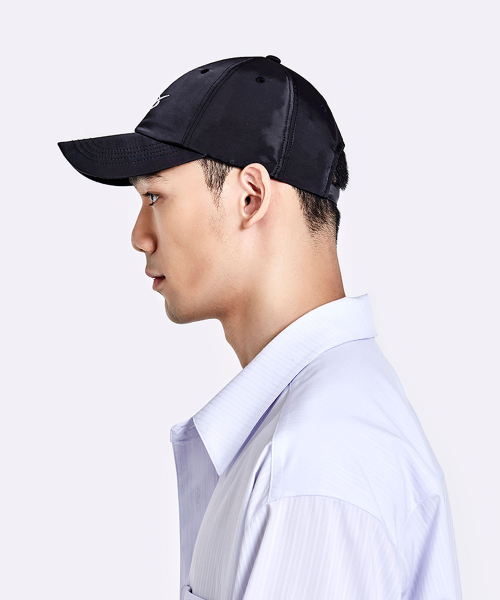 Shiny white logo embroidery cap - black