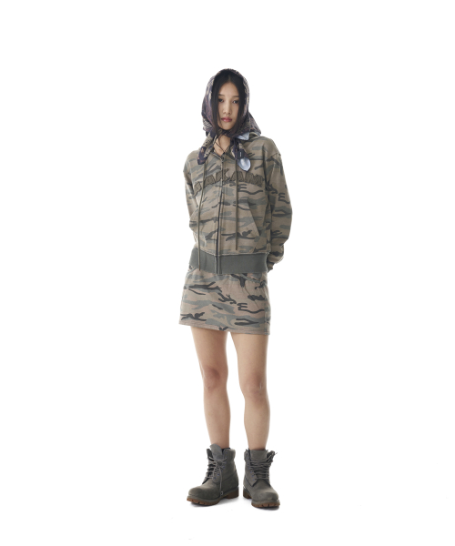 Contrast Logo Zip-up Hoodie (Khaki)