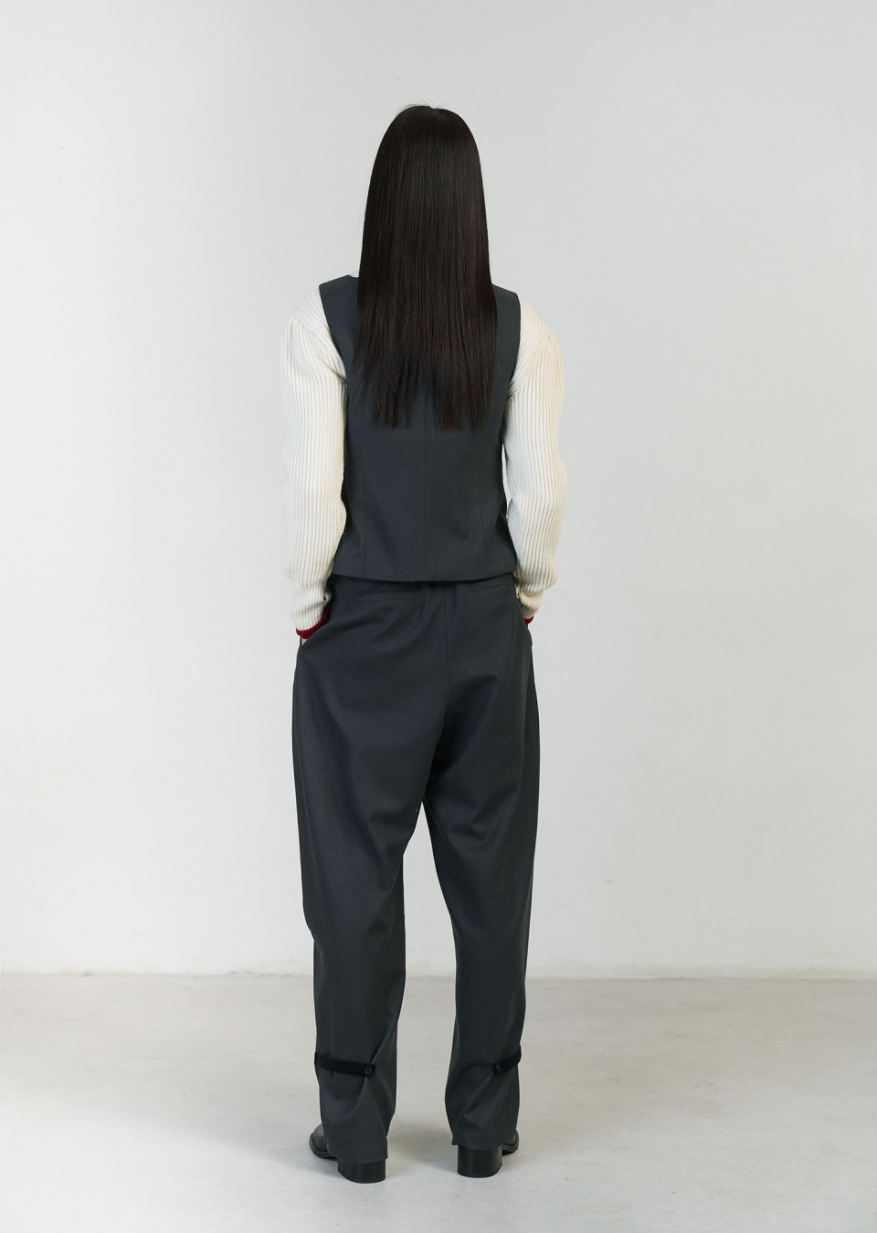 아모멘토(AMOMENTO) SOLID WIDE TUCK WOOL PANTS_CHARCOAL