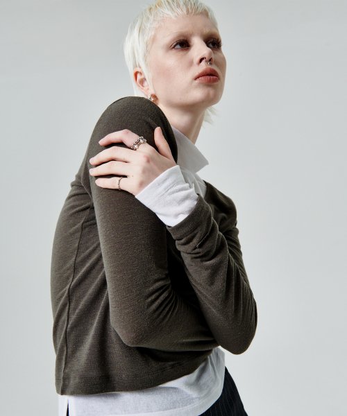 LAYERED TURTLENECK TOP [KHAKI WHITE]