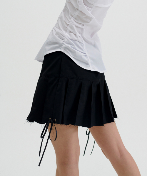 CUT OFF PLEATED MINI SKIRT [BLACK]