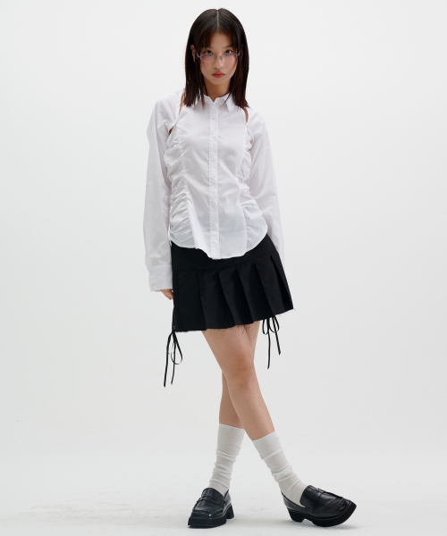 CUT OFF PLEATED MINI SKIRT [BLACK]