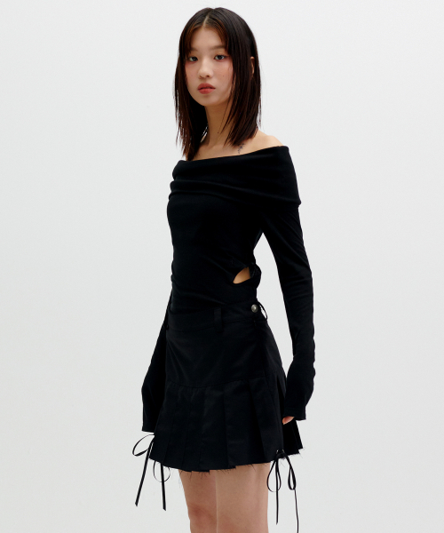 CUT OFF PLEATED MINI SKIRT [BLACK]