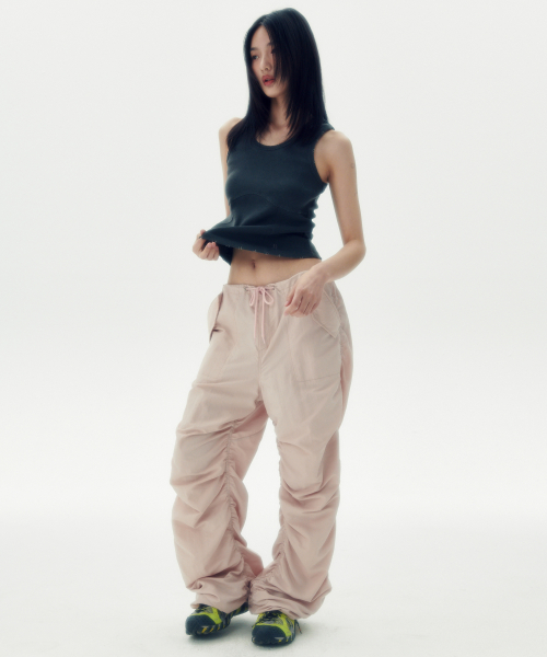 SHIRRING NYLON PARACHUTE PANTS [PINK]