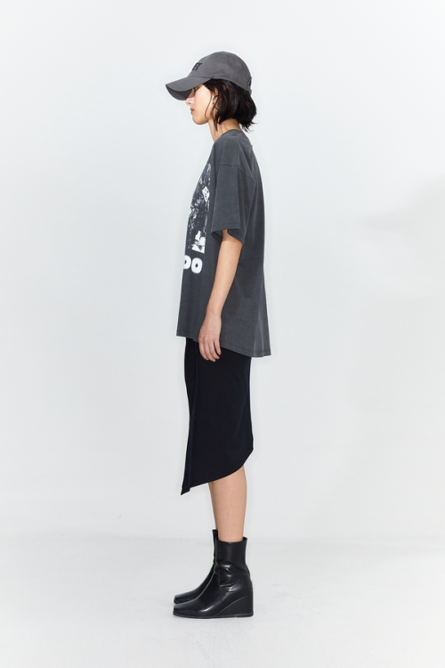 CRESCENDO GRAPHICS T-SHIRT IN CHARCOAL