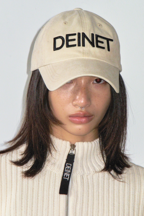 DEINET LOGO CAP IN BEIGE