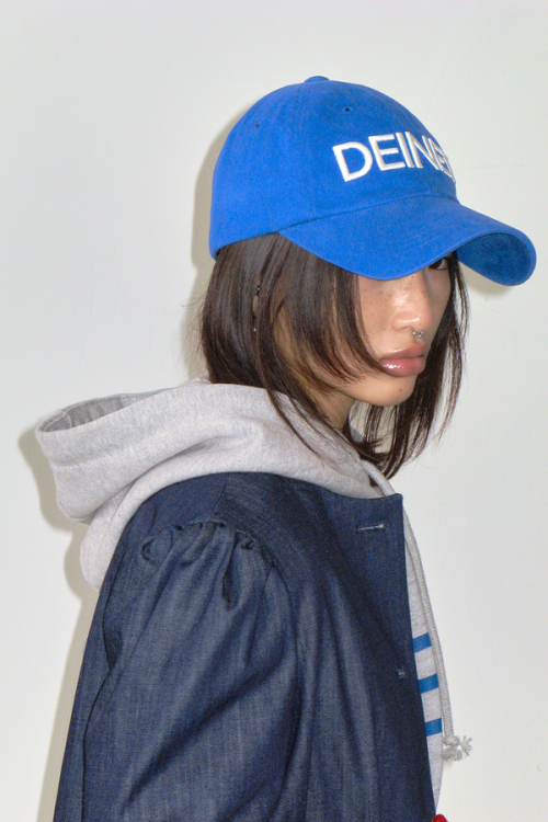 DEINET LOGO CAP IN BLUE