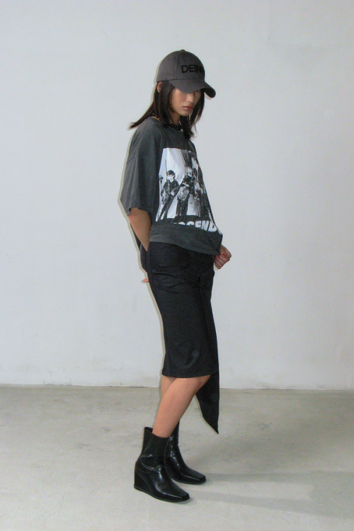 DEINET LOGO CAP IN CHARCOAL