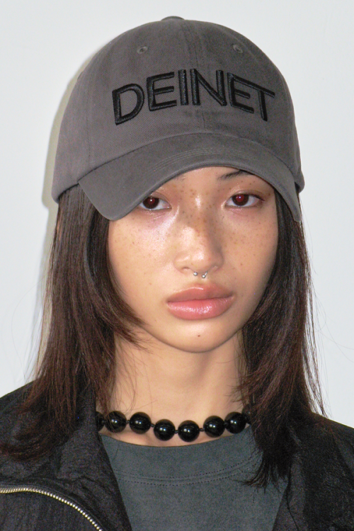 DEINET LOGO CAP IN CHARCOAL