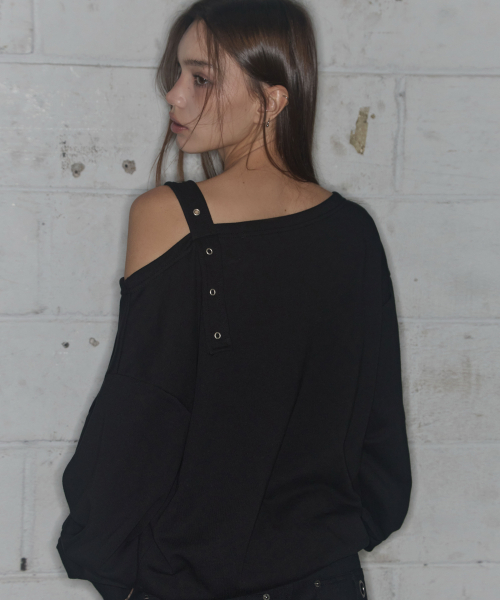 ONE-SHOULDER BUCKLE SWEATSHIRT (BLACK)_F24ZB063