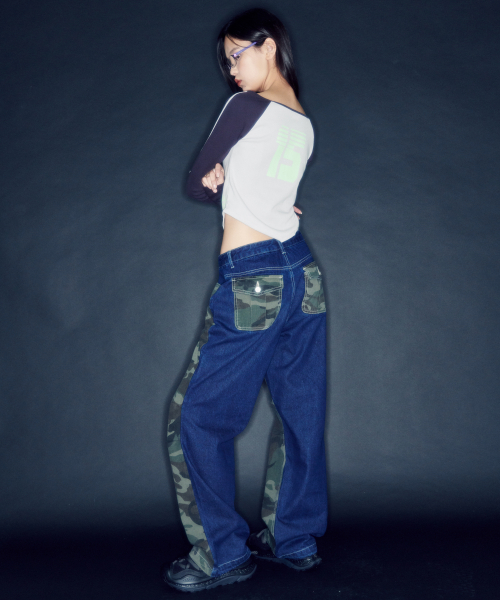 CAMOUFLAGE PANEL DENIM PANTS [BLUE]