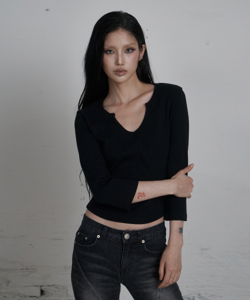 C 90S LINE SLIT NECK T-SHIRT_BLACK