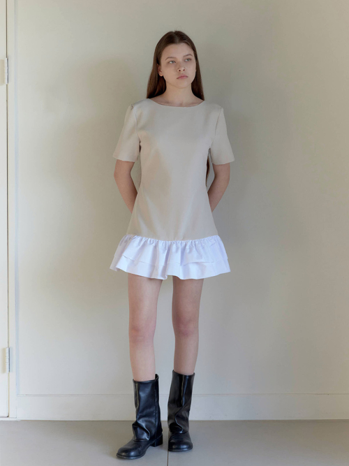 BOAT NECK FRILL DRESS / BEIGE