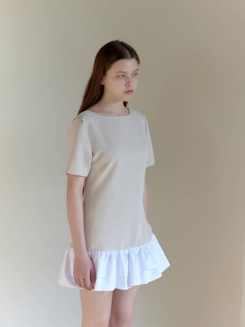 BOAT NECK FRILL DRESS / BEIGE