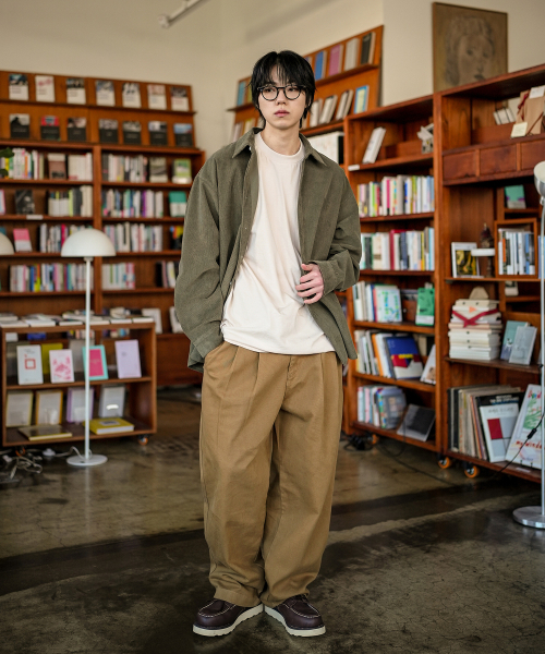 Saturn Two Tuck Wide Twill Pants Deepbeige KJLP2606