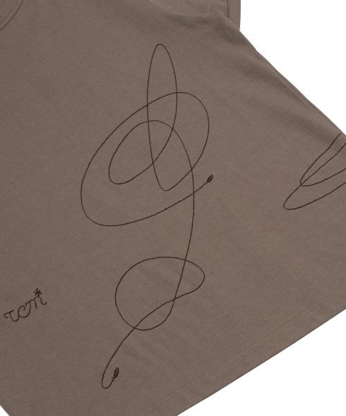 (w) TCM stitch side henly neck T (brown)