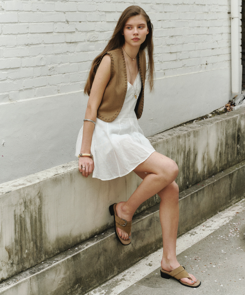 STUDIA BUCKLE FLIP-FLOP BEIGE