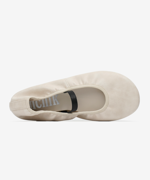 r. 910 wrinkle mary jane flats / ivory