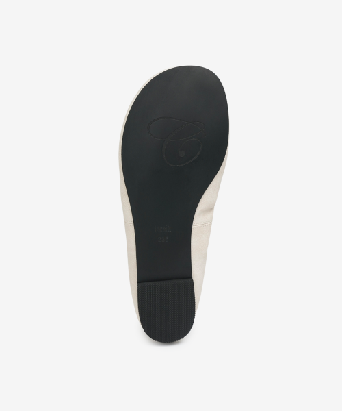 r. 910 wrinkle mary jane flats / ivory