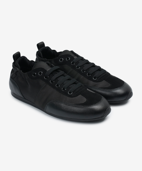 r. 913 three matches sneakers