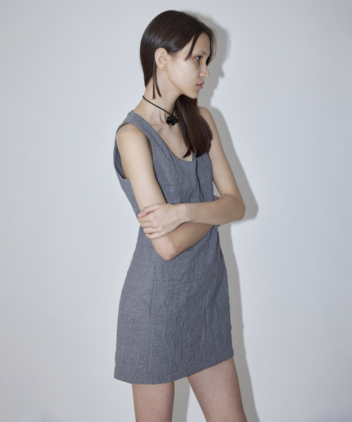 CRINKLED SLEEVELESS DRESS - GREY