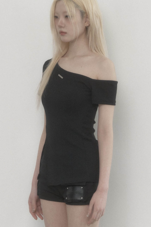 One-shoulder Basic Slit Top (Black)