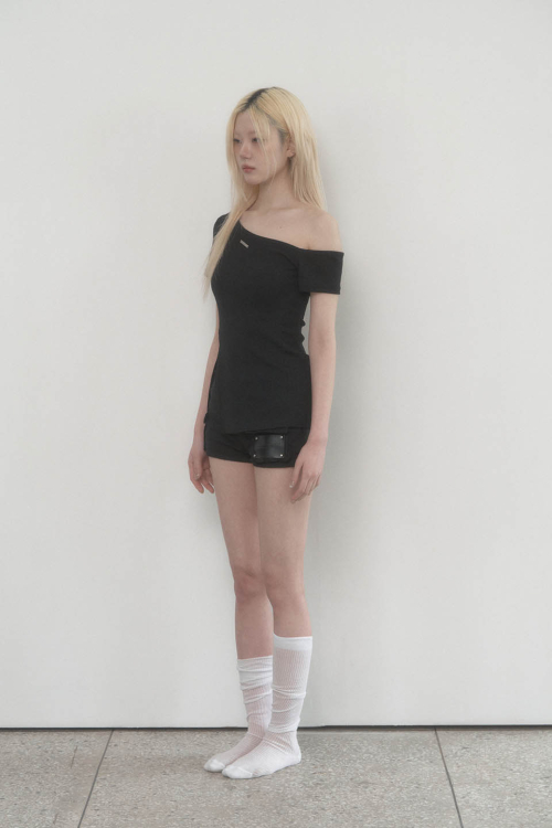 One-shoulder Basic Slit Top (Black)