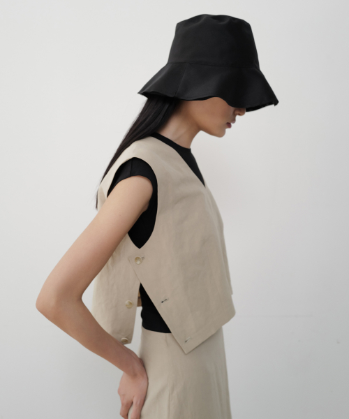 RIESEL SIDE BUTTON VEST (BEIGE)
