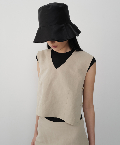 RIESEL SIDE BUTTON VEST (BEIGE)