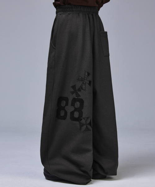 [기모선택] 88 크로스 백 패치 스웨트 팬츠[차콜]