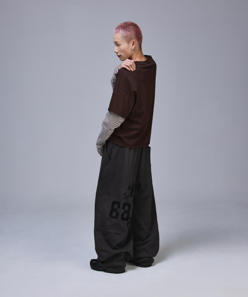 [기모선택] 88 크로스 백 패치 스웨트 팬츠[차콜]