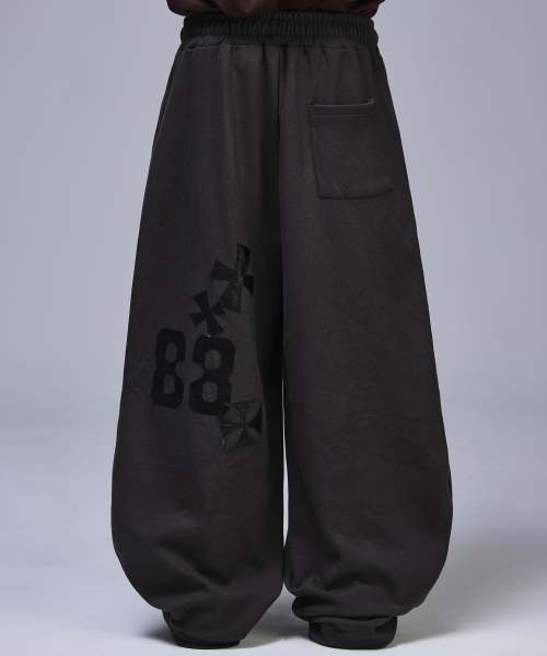[기모선택] 88 크로스 백 패치 스웨트 팬츠[차콜]
