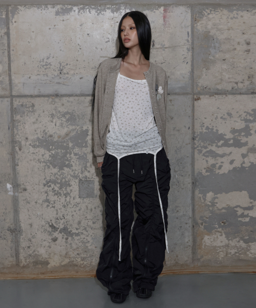 LOW-RISE NYLON SHIRRING PANTS (BLACK) F25ZD974