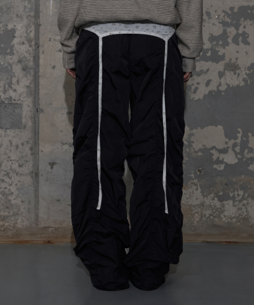 LOW-RISE NYLON SHIRRING PANTS (BLACK) F25ZD974