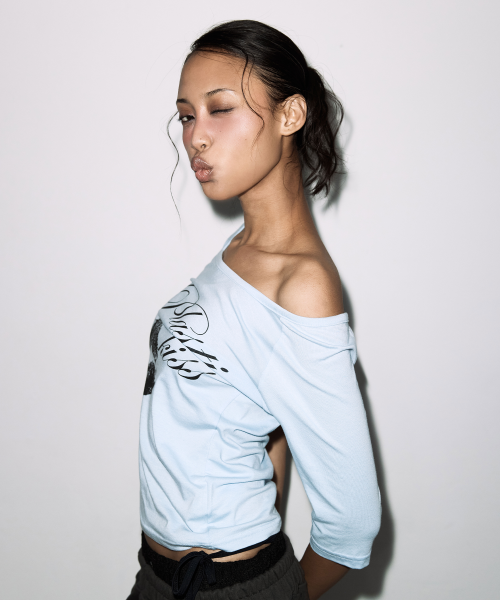 PLASTIC KISS ONE-SHOULDER TOP (SKY BLUE) F26QB051