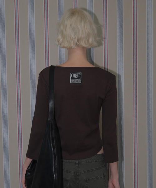 C 90S LINE V-NECK T-SHIRT_BROWN