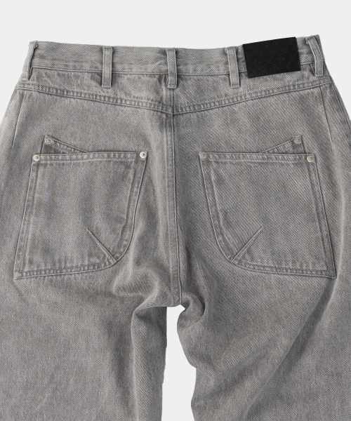 OUTSEAM CURVED DENIM PANTS [GREY]