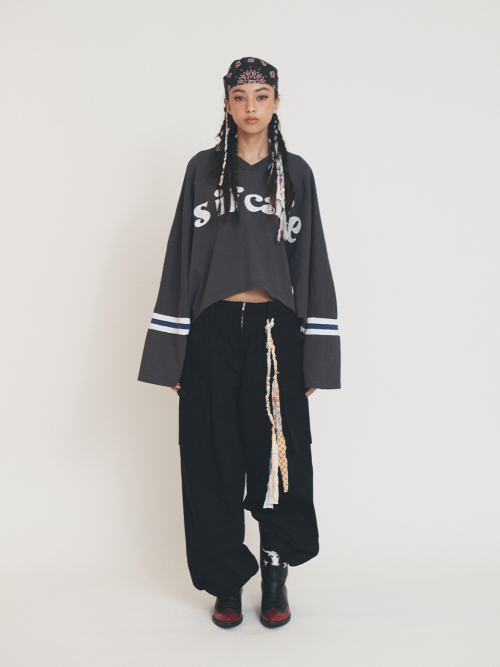 V-NECK LOGO CROP LONG SLEEVE CHARCOAL