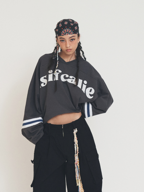 V-NECK LOGO CROP LONG SLEEVE CHARCOAL