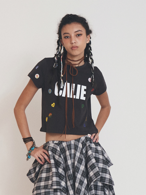 STICKER BOMB CALIE CROP T-SHIRT CHARCOAL