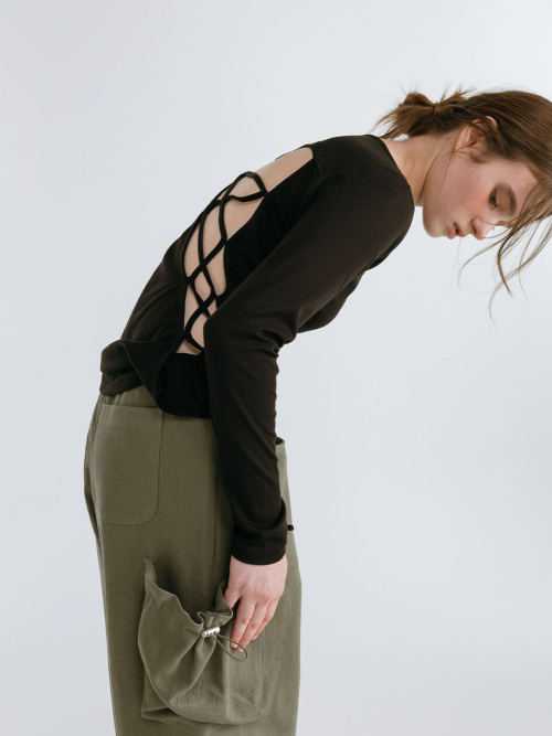 BACKLESS STRAP T-SHIRT / BLACK