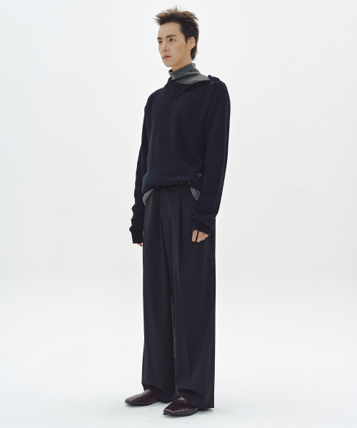 OBLIQUE TURTLENECK (BLACK)